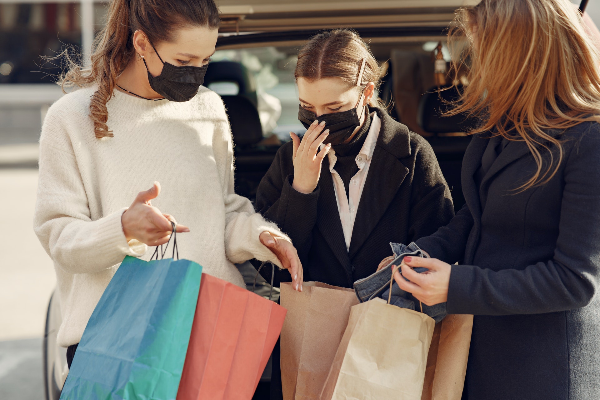 Women with shopping bags